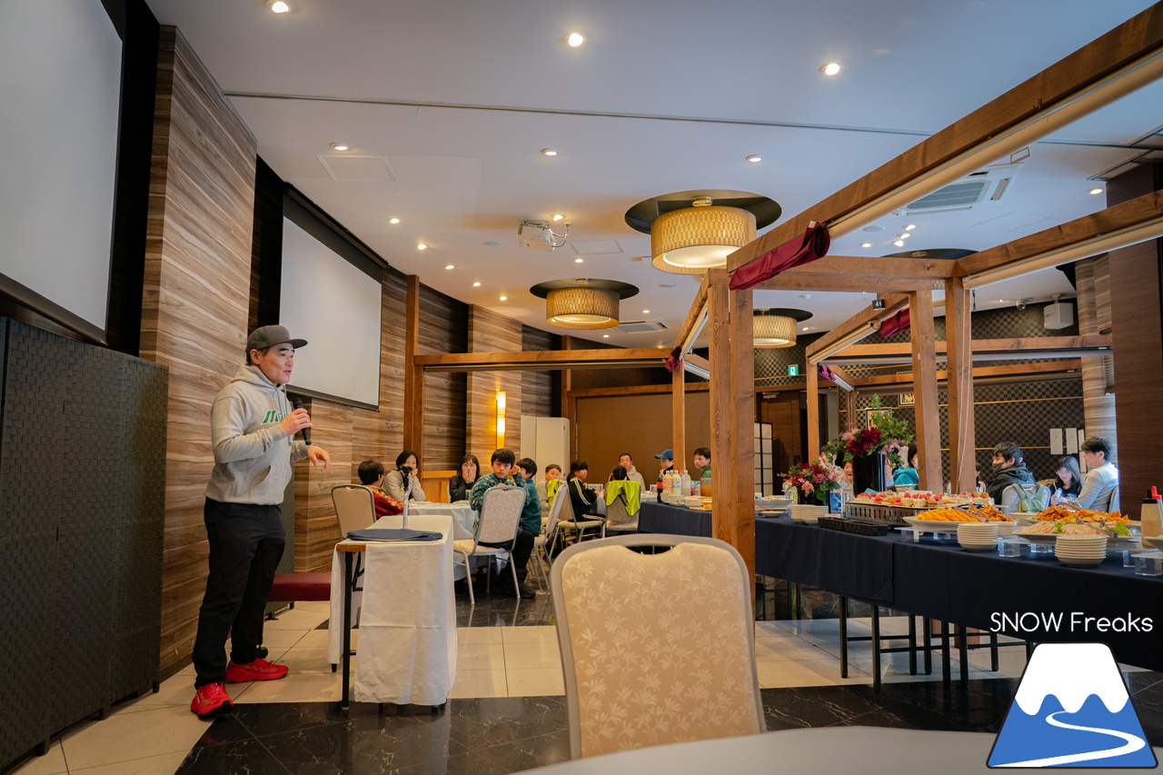 井山敬介さんと秋元日菜子さんのコンビは今年も健在！さらに、サプライズゲストも登場？！憧れのスキーヤーと一緒に雪と戯れ、『いちえ』の美味しいランチをいただく…。夢のようなイベント。めもるホールディングス presents プロスキーヤー・井山敬介さんと行く｜ダイナスティスキーリゾート